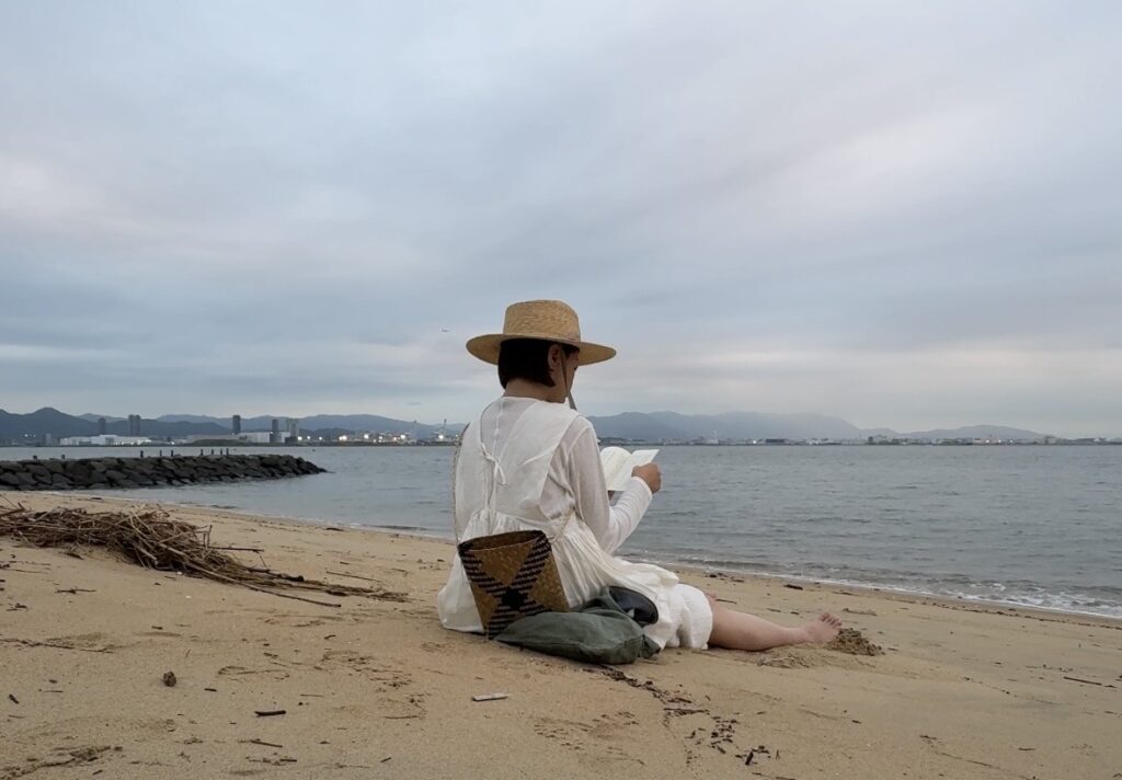 砂浜で、ただ座って過ごす時間